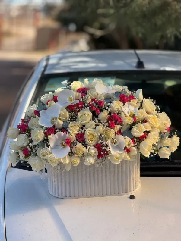 عکس باکس گل بیضی با گل های رنگی قرمز و سفید