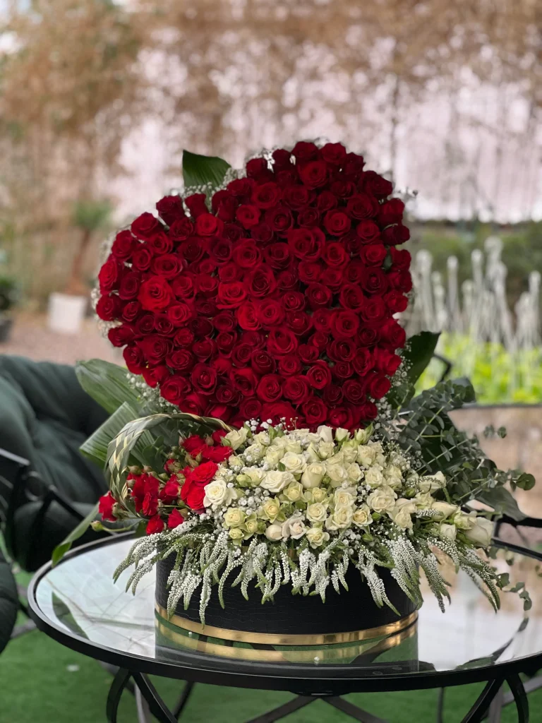 باکس گل لاکچری با رز قرمز جذاب