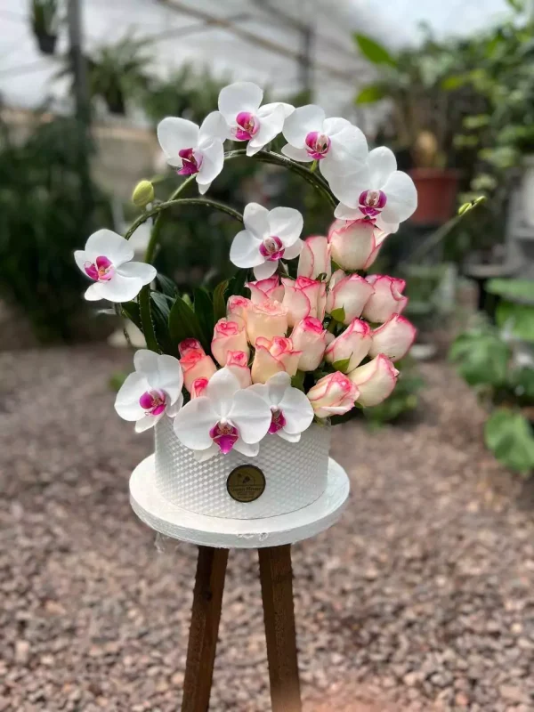 باکس گل سفید و رز لب ماتیکی صورتی