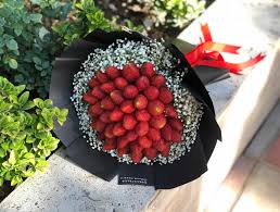 دسته گل توت فرنگی هدیه ای زیبا و خوشمزه