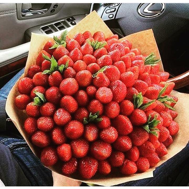 دسته گل با توت فرنگی